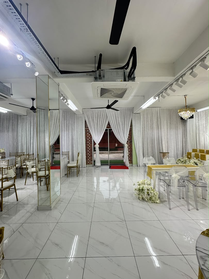 Laluan masuk dewan indoor berlantai marmar putih dan langsir