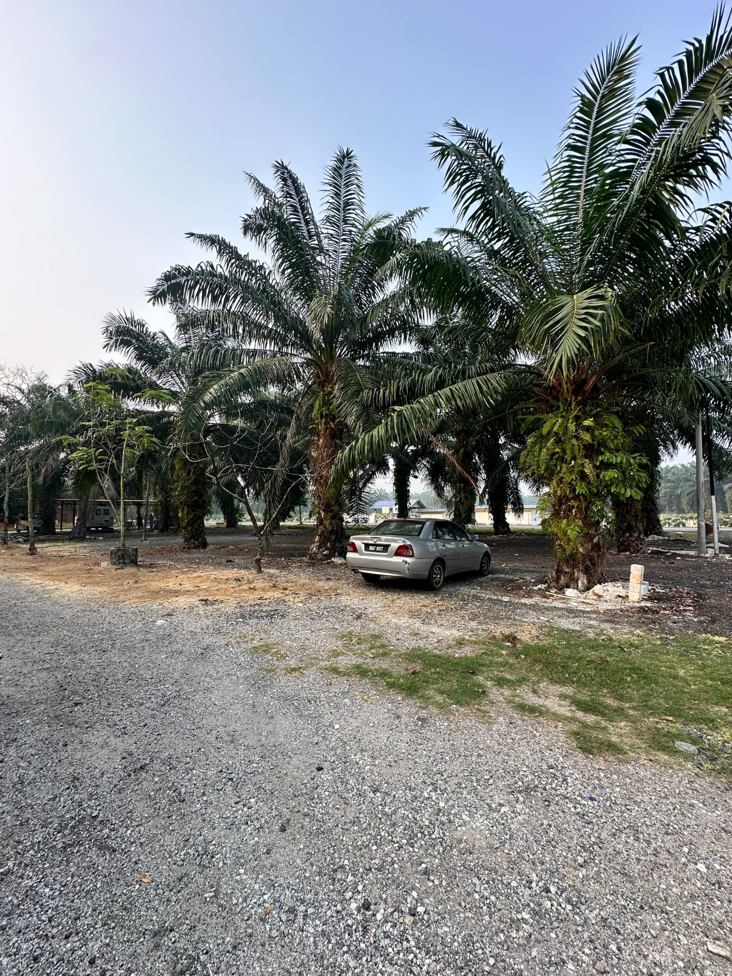 Kawasan parking terbuka yang lapang untuk tetamu