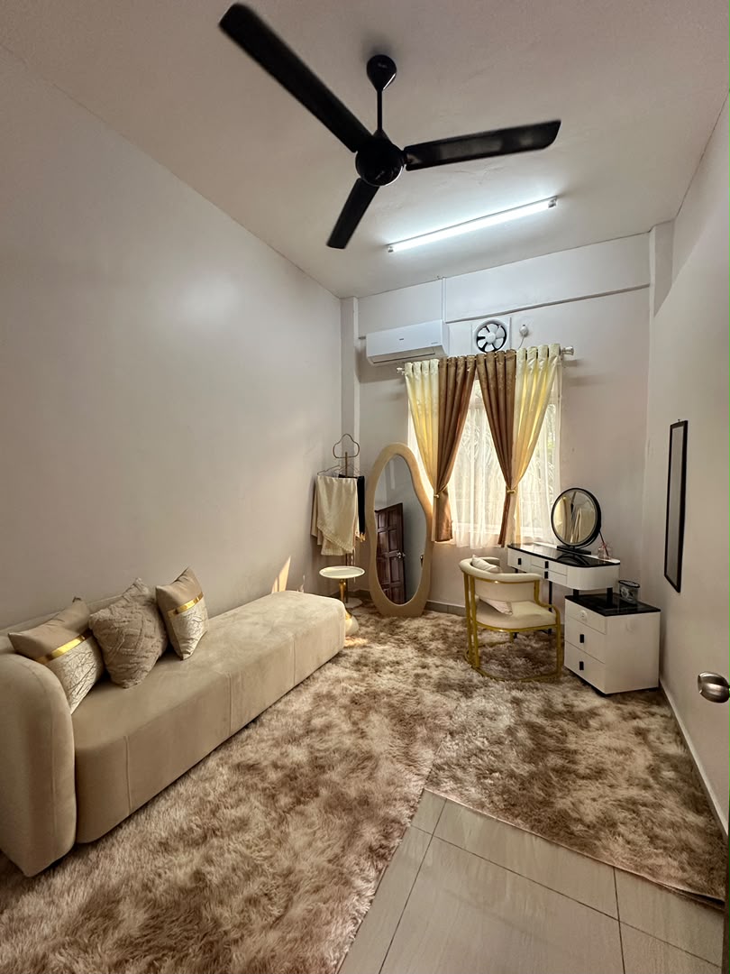 VIP lounge dengan sofa lembut, karpet bulu, meja solek dan cermin