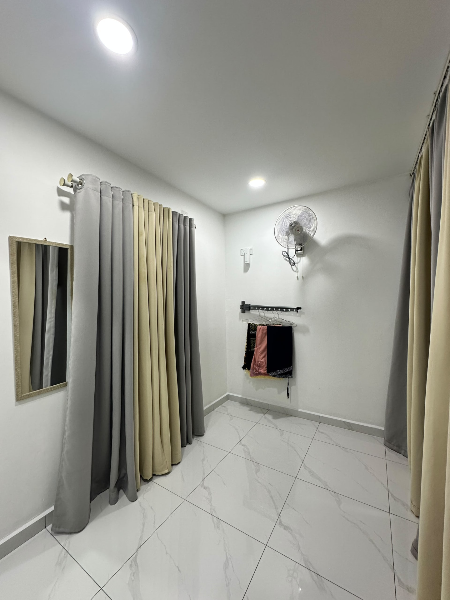 Surau perempuan yang selesa dengan cermin dan ruang solat