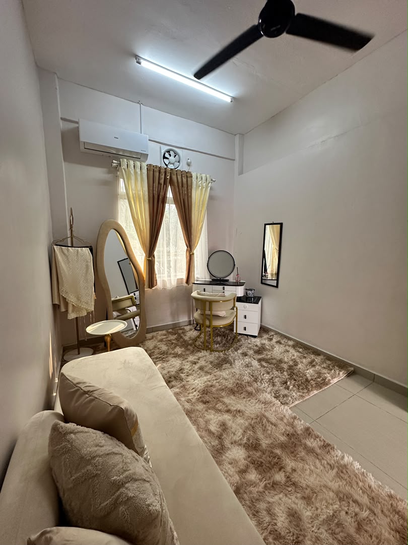 Sudut kedua VIP lounge dengan pendingin hawa dan ruang santai peribadi