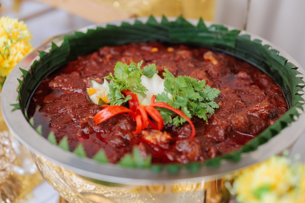 Daging masak Palembang dihidangkan dalam chafing dish berhias