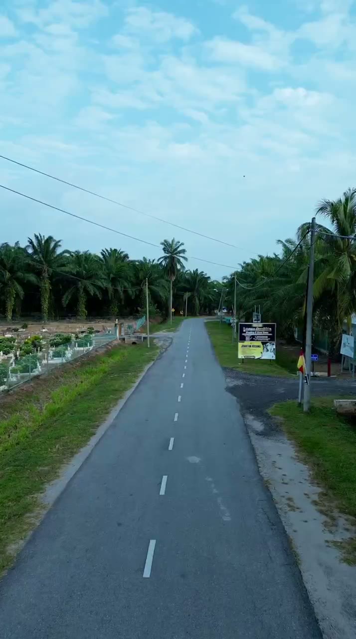Ruang majlis luar Assolihin dengan canopy, lampu hangat dan latar hijau