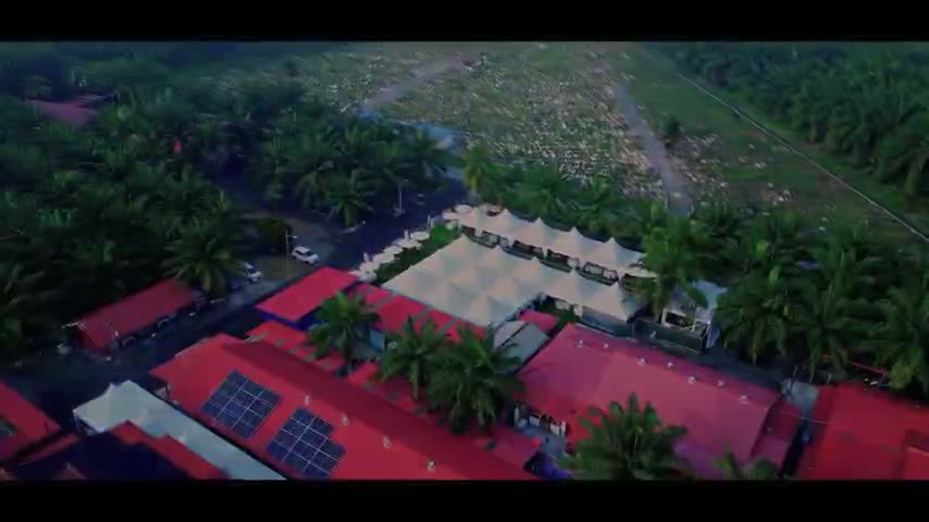 Rakaman video ruang majlis outdoor Assolihin dengan kanopi dan latar hijau
