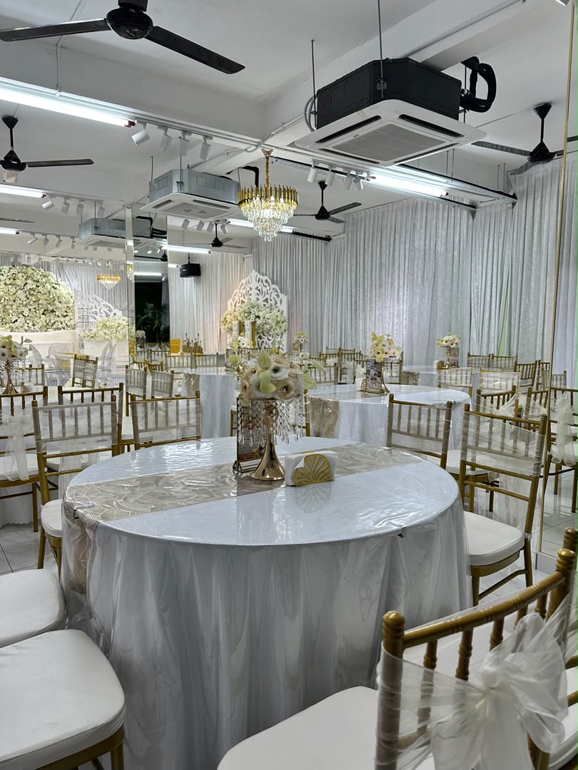 Ruang dewan indoor dengan candelier, kipas dan penghawa dingin