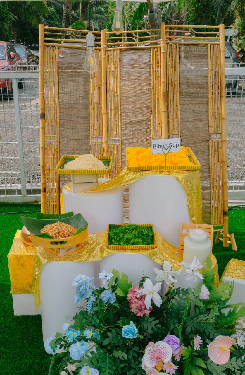 Stesen bihun sup berhias buluh dan kain emas di ruang outdoor