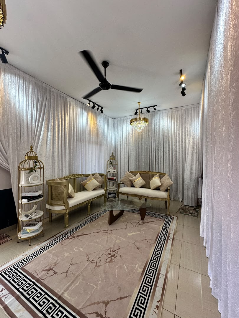 Bilik VIP pengantin dengan sofa klasik, langsir putih dan hiasan emas