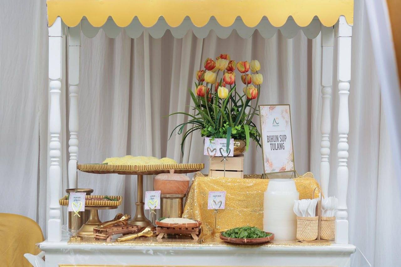 Gerai bihun sup tulang berhias tulip dan kain emas