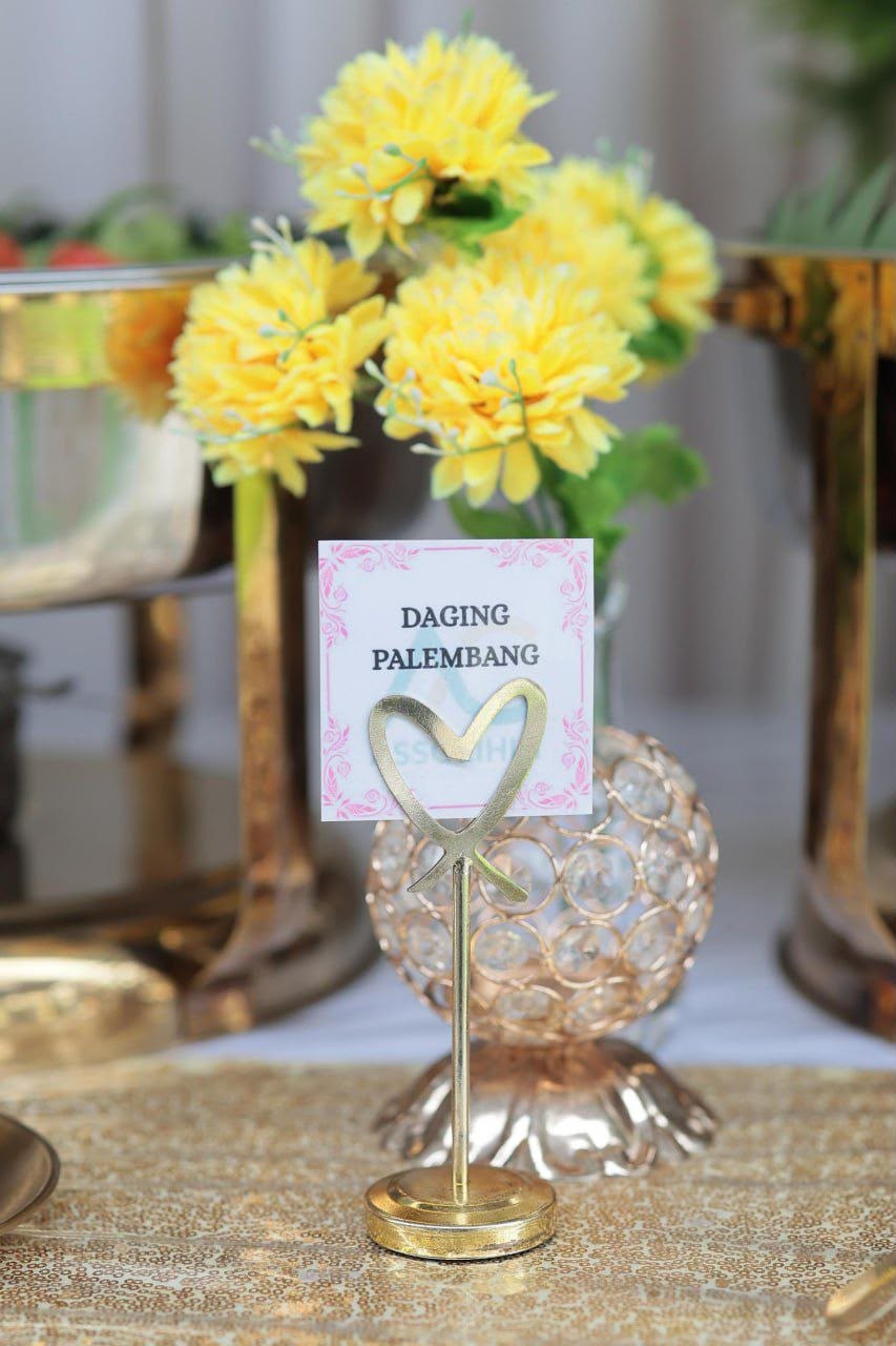 Kad menu Daging Palembang di atas meja buffet berhias emas
