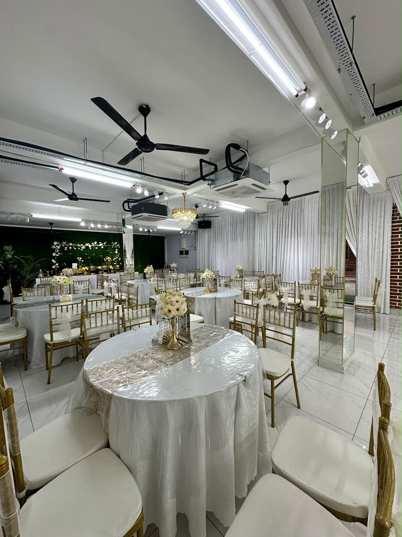 Pandangan dewan indoor dengan cermin besar dan susunan meja