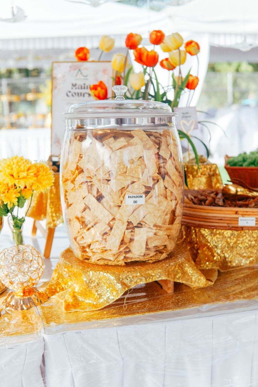 Papadom dan snek di dalam balang kaca pada mea buffet