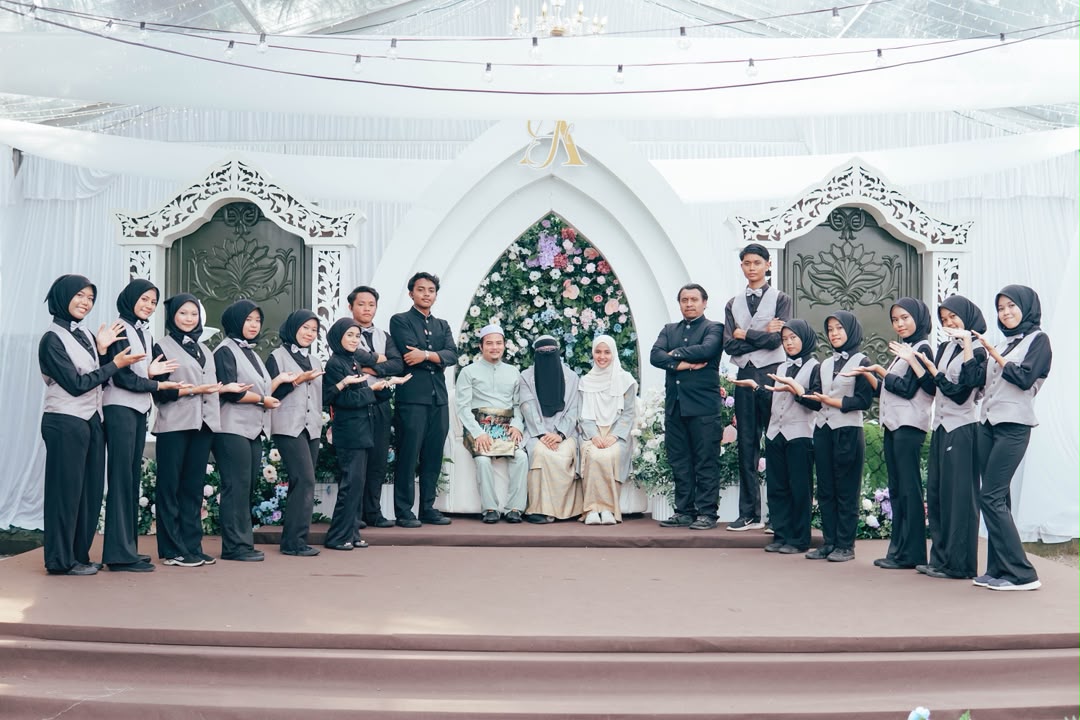 Team Assolihin Wedding Event Space bersama pengantin di pelamin majlis